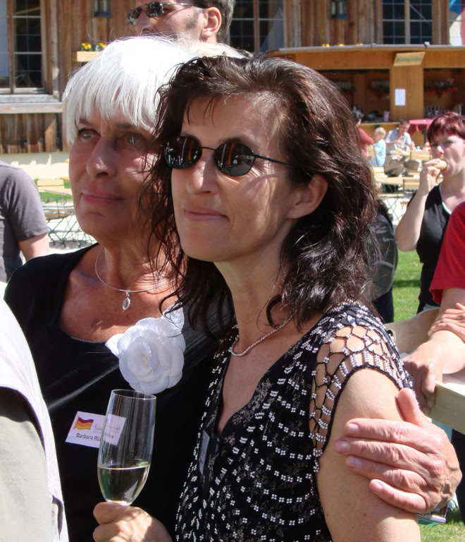 Ursula Demarmels und Barbara Rütting auf Gut Aiderbichl (c) Univ.-Prof. Dr. Gerhard W. Hacker 