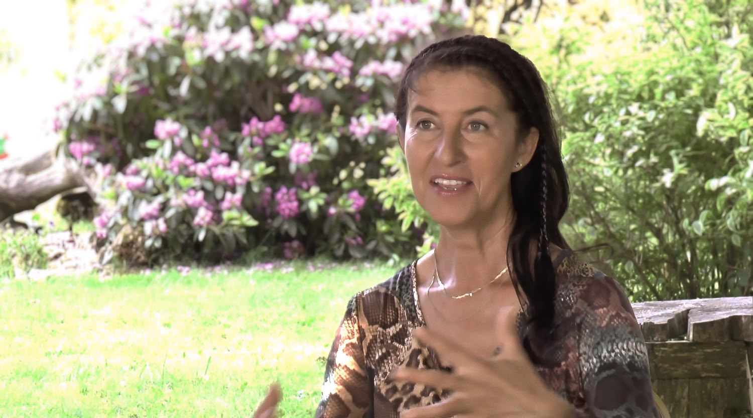 TLC: DIE ÜBERSINNLICHEN TV-Dokuserie, Folgen 2, 3 & 4 mit Ursula Demarmels. Spirituelle Rückführungen in frühere Leben und ins Zwischenleben als Seele. rsula DEMARMELS bei den Dreharbeiten für DIE ÜBERSINNLICHEN. Foto & Copyright: Univ.-Prof. Dr. Gerhard W. Hacker. Erstausstrahlungen: 27.11., 4.12. & 11.12.2015 auf TLC Deutschland - Discovery Channel International Network Global LLP