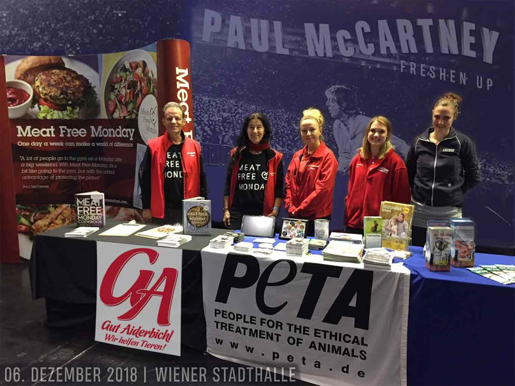 Infostand von MeatFreeMondays.com, Foyer der Wiener Stadthalle, Paul McCartney’s Freshen Up Tour, 5.&6.12.2018. Univ.-Prof. Dr. Gerhard W. Hacker, Ursula Demarmels (für MFM & Gut Aiderbichl), Michaela & Pauline (Gut Aiderbichl), Anja (PETA Deutschland e.V.), v.l.n.r. (c) Univ.-Prof. Dr. Gerhard W. Hacker. Mit freundlicher Genehmigung zur Verwendung der Fotos auf der Website von Ursula Demarmels urch Barracuda Music Wien