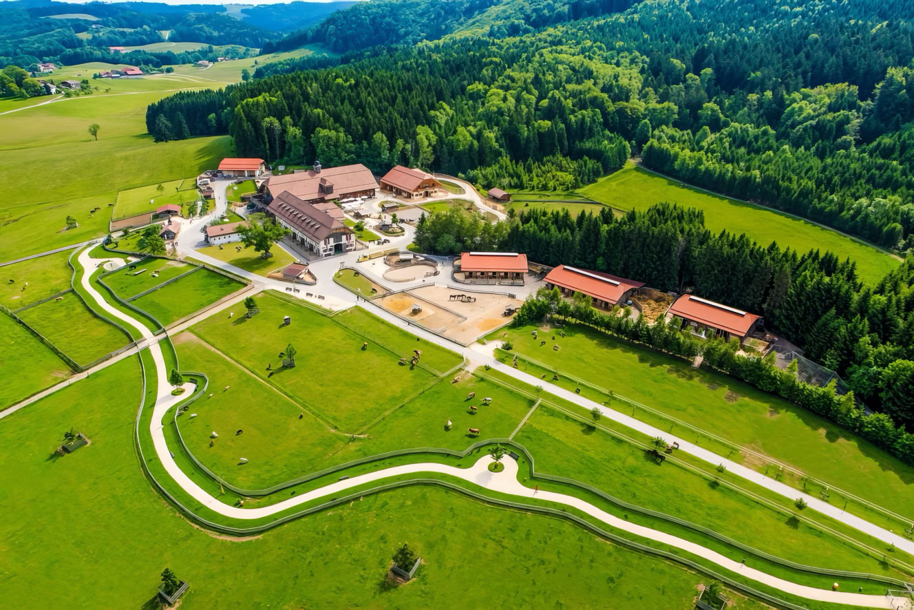 Gut Aiderbichl Henndorf bei Salzburg Drohnenvoto (c) Gut Aiderbichl