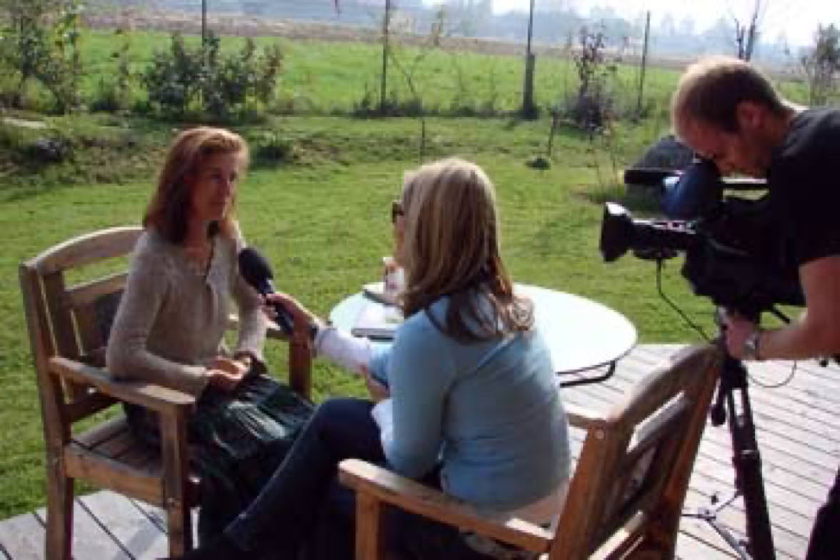 Dreharbeiten für eine TV-Doku über Rückführungen mit Ursula DEMARMELS: LIVING ROOM, Interview: Kathi WÖRNDL, 10/2006, Dreharbeiten für Salzburg-TV. (c) Univ.-Prof. Dr. Gerhard W. Hacker 