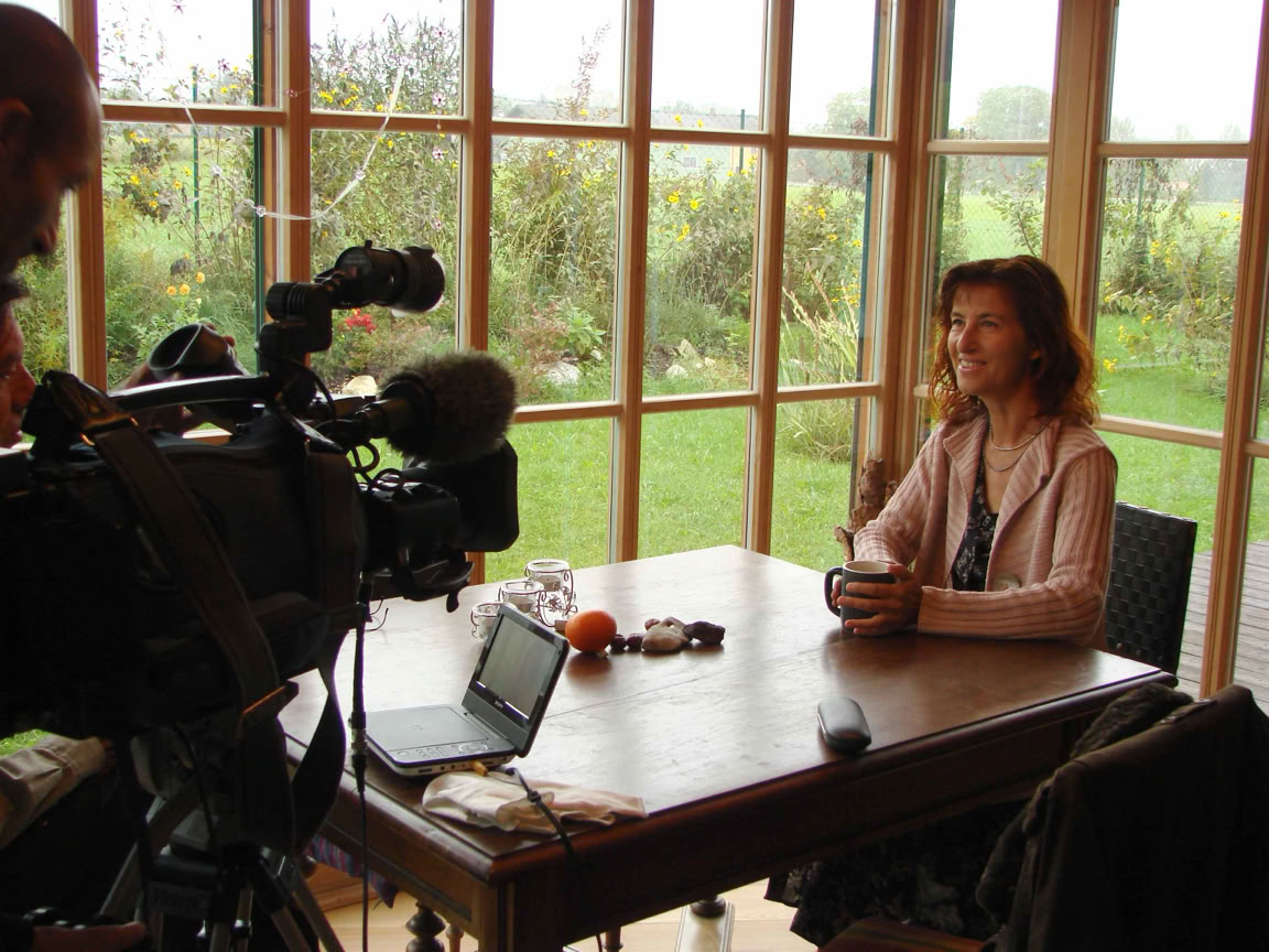 Dreharbeiten zu MACHT DER GEDANKEN - REISE IN DIE VERGANGENHEIT. usstrahlungen: 12.2.2009 (SWR), 21.9.2009 (WDR), 1.8.2010 (SWR), 3.&4.1.2011 (ARD einsfestival),  22.& 23.1.2012 (ARD EinsExtra), 31.10.2013 (3sat); Produzent: Dr. med. Manfred BÖLK Faszinierende Dokumentation über die historisch erstaunlich gut belegbare Reinkarnation der Heiligen Elisabeth von Thüringen (c) Univ.-Prof. Dr. Gerhard W. Hacker 