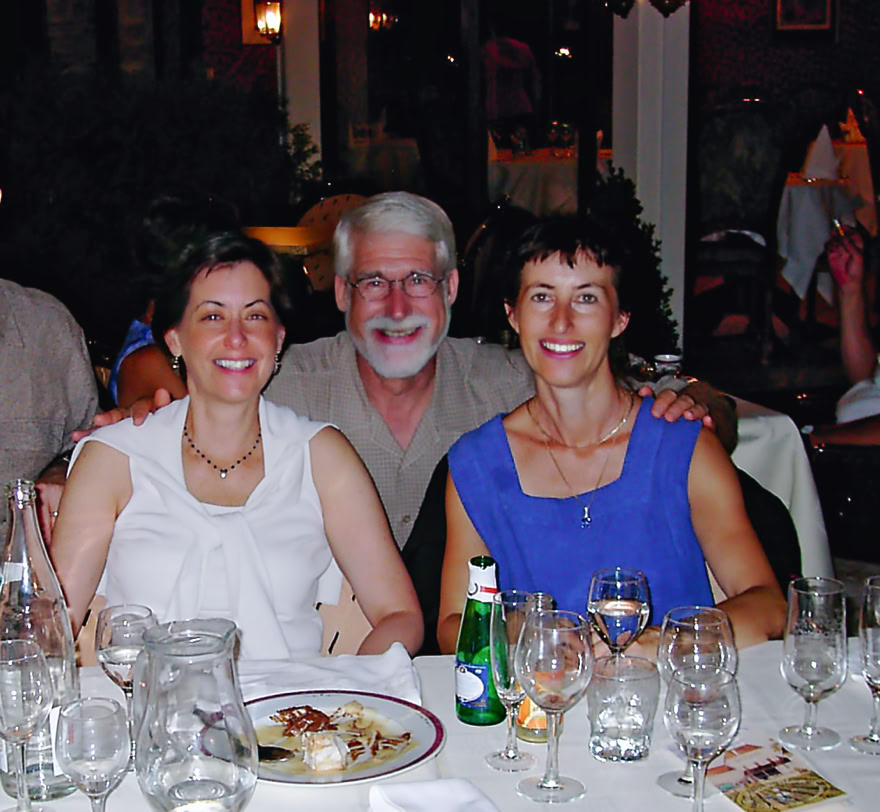 Ursula Demarmels in Beaune, Burgund, Frankreich: Drs. Linda & Earl BACKMAN & Ursula DEMARMELS, 6/2003 Dr. Linda BACKMAN, Präsidentin der Society for Spiritual Regression 2003-2005; Leiterin des Reavenheart Centers, Boulder (Colorado, U.S.A.); Dr. Earl BACKMAN, Business Manager des Ravenheart Centers und Higher Education Consultant. (c) Univ.-Prof. Dr. Gerhard W. Hacker 