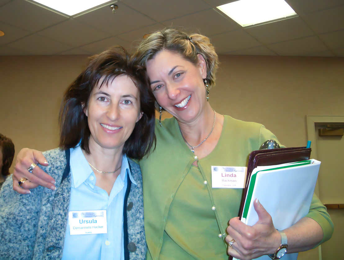 Ursula Demarmels in Beaune, Burgund, Frankreich: Drs. Linda & Earl BACKMAN & Ursula DEMARMELS, 6/2003 Dr. Linda BACKMAN, Präsidentin der Society for Spiritual Regression 2003-2005; Leiterin des Reavenheart Centers, Boulder (Colorado, U.S.A.); Dr. Earl BACKMAN, Business Manager des Ravenheart Centers und Higher Education Consultant. (c) Univ.-Prof. Dr. Gerhard W. Hacker 